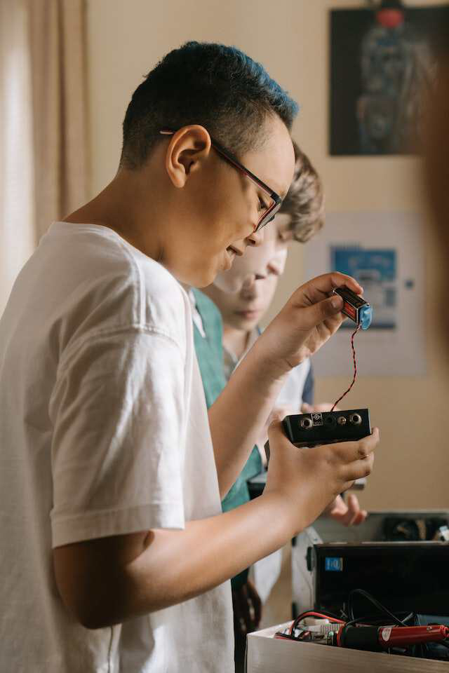 some people fixing the charging battery